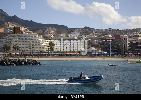 Playa Torviscas dal molo del porto turistico di Puerto Colon in Playa de las Americas, Tenerife, Isole Canarie, Spagna Foto Stock