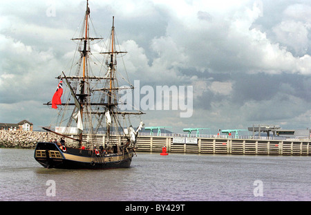 HMS Endeavour in barca a vela nella Baia di Cardiff. Foto Stock