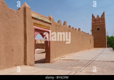 Un gate e borgo murato nel sud del Marocco, Africa del Nord. Foto Stock