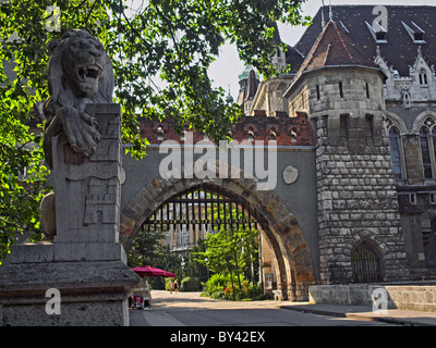 Ingresso al Castello di Vajdahunyad nel parco della città. Budapest, Ungheria Foto Stock