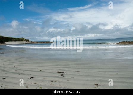 Tra divieto sulla spiaggia di Sherkin Island, Skibbereen, Co Cork, Irlanda in una giornata di sole con cielo blu Foto Stock