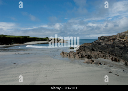 Tra divieto sulla spiaggia di Sherkin Island, Skibbereen, Co Cork, Irlanda in una giornata di sole con cielo blu Foto Stock