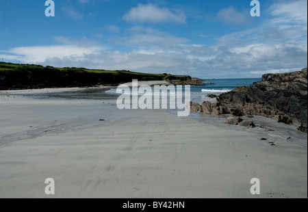 Tra divieto sulla spiaggia di Sherkin Island, Skibbereen, Co Cork, Irlanda in una giornata di sole con cielo blu. Rocce sul lato destro Foto Stock