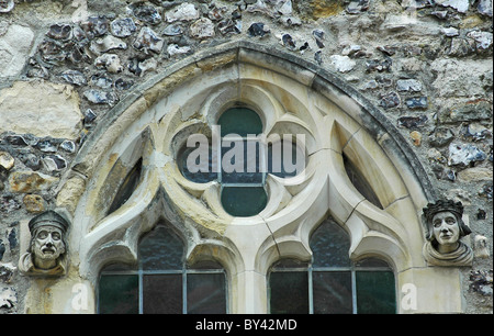 Nella finestra St Olave in chiesa. Chichester. Edificio di pietra focaia. Foto Stock