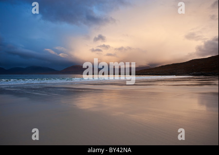 Pioggia nuvole al tramonto sulla spiaggia Luskentire, Isle of Harris, Ebridi Esterne, Scozia Foto Stock