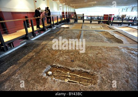 Uno scheletro giace sepolta nel pavimento tra i mosaici a Palazzo Romano di Fishbourne Foto Stock