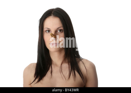 Ritratto di giovane donna caucasica con Clothespin sul naso - cattivo odore concept Foto Stock