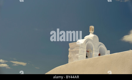 Chiesa e campanili sull'isola greca di Santorini nel Mare Egeo Foto Stock