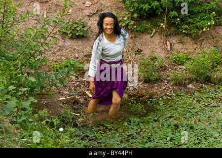 Dai donne nel flusso, Ganlanba (Menghan), Jinghong, nella provincia dello Yunnan, Repubblica Popolare Cinese. JMH4260 Foto Stock