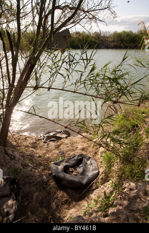 Pneumatico sgonfio tubi interni su un cestino-disseminato il percorso dal fiume Rio Grande, il confine tra gli Stati Uniti e il Messico Foto Stock