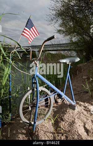 Impromptu, in casa di arte di installazione sul sentiero a piedi lungo la banca del fiume Rio Grande nella città di Laredo in Texas USA-Messico confine Foto Stock