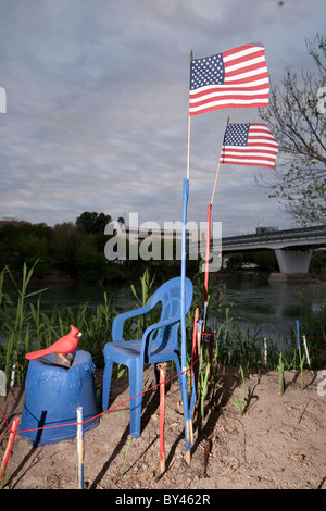 Impromptu, in casa di arte di installazione sul sentiero a piedi lungo la banca del fiume Rio Grande nella città di Laredo in Texas USA-Messico confine Foto Stock