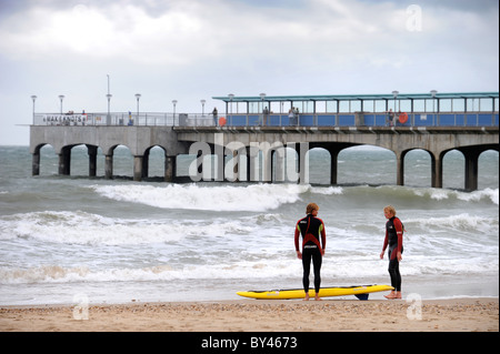 Bagnini a Boscombe vicino a Bournemouth dove un'artificiale surf reef è stato creato REGNO UNITO Foto Stock