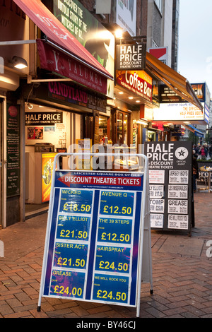 Bordo al di fuori del negozio di vendita a metà prezzo biglietti teatro West End in teatri West End Central London REGNO UNITO. Foto:Jeff Gilbert Foto Stock