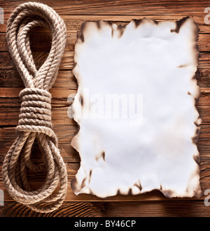 Immagine della vecchia carta su uno sfondo di legno. Foto Stock