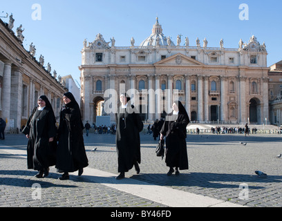 Un gruppo di suore in uniforme felice divertente e sorridente nella Città del Vaticano Roma Italia religione dopo il "Papa audizione' Foto Stock