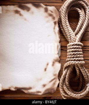 Immagine della vecchia carta su uno sfondo di legno. Foto Stock