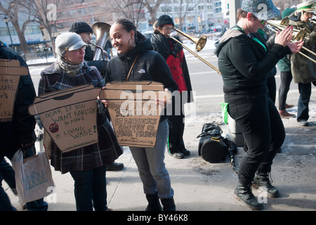 Starbucks lavoratori e sostenitori protesta Starbucks' asserita anti-unione attività in New York Foto Stock