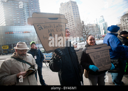 Starbucks lavoratori e sostenitori protesta Starbucks' asserita anti-unione attività in New York Foto Stock