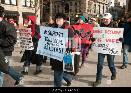 Starbucks lavoratori e sostenitori protesta Starbucks' asserita anti-unione attività in New York Foto Stock