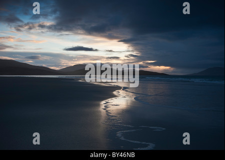 Tramonto sulla spiaggia Luskentire, Isle of Harris, Ebridi Esterne, Scozia Foto Stock