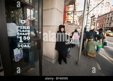 Starbucks lavoratori e sostenitori protesta Starbucks' asserita anti-unione attività in New York Foto Stock