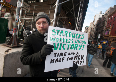 Starbucks lavoratori e sostenitori protesta Starbucks' asserita anti-unione attività in New York Foto Stock