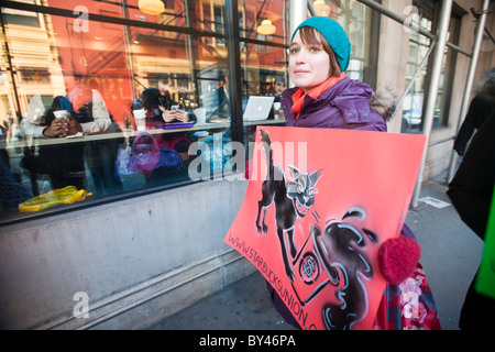 Starbucks lavoratori e sostenitori protesta Starbucks' asserita anti-unione attività in New York Foto Stock