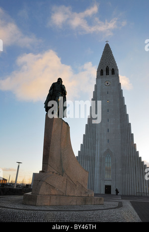 Leif Eriksson statua e la cattedrale di Hallgrimskirkja a Reykjavik, Islanda Foto Stock