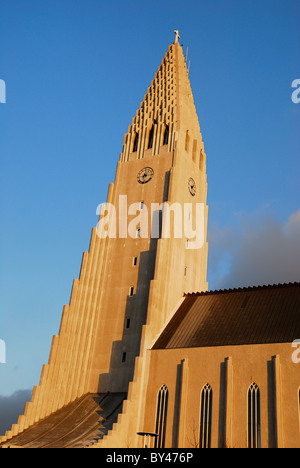 Il sole d'inverno sulla Cattedrale Hallgrimskirkja a Reykjavik, Islanda Foto Stock