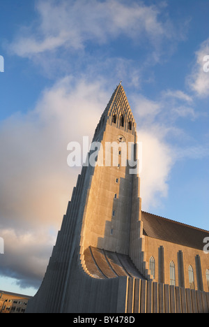 Il sole d'inverno sulla Cattedrale Hallgrimskirkja a Reykjavik, Islanda Foto Stock