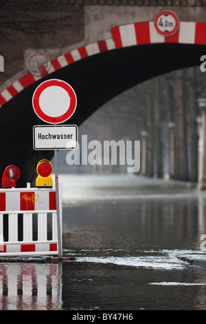Strada chiusa a causa inondazioni del fiume Saale a Halle (Germania); Hochwasser in Halle (Saale) 2010 Foto Stock