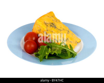 Un cuneo di freschi colori blu Shropshire formaggio con una insalata di pomodori ciliegini e Rucola contro uno sfondo bianco con n. di persone Foto Stock