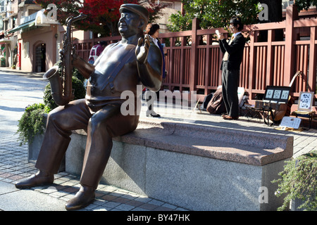 Statua di sassofonista e ritrattista di Kitano, Kobe, Kansai Central Honshu, Giappone. Foto Stock