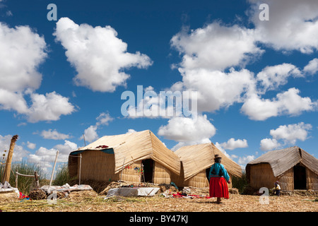 Reed tradizionali case sulle isole galleggianti di Uros sul lago Titicaca Foto Stock