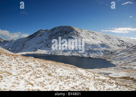 Grisedale Tarn e Fairfield in inverno nel Lake District inglese Foto Stock