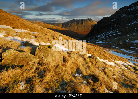 Vista verso la Langdale Pikes in inverno caldo sole del mattino nel Lake District inglese. Presa da sopra Browney Gill Foto Stock