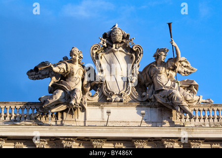 Roma Italia, Angel decorazioni scultura sulla sommità del palazzo "Palazzo della Cosulta' sede della Corte Costituzionale. Foto Stock