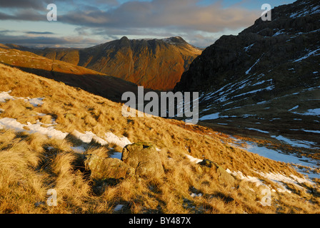 Vista verso la Langdale Pikes in inverno caldo sole del mattino nel Lake District inglese. Presa da sopra Browney Gill Foto Stock