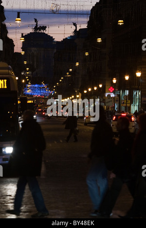Roma Italia città scena notturna del traffico di vetture in strada Foto Stock