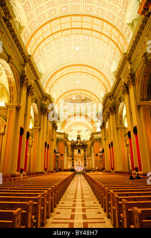 Mary Queen of the World Cathedral nave Montreal // MONTREAL, Canada — la navata di Maria, la Cattedrale della Regina del mondo (Cathédrale Marie-Reine-du-Monde) nel centro di Montreal. La cattedrale funge da sede dell'arcidiocesi cattolica di Montreal ed è la terza chiesa più grande della provincia del Quebec. Completato nel 1894, l'edificio è una replica in scala ridotta della basilica di San Pietro a Roma ed è stato designato sito storico nazionale del Canada nel 2000. La cattedrale si trova sul viale René-Lévesque nel centro di Montreal. Foto Stock
