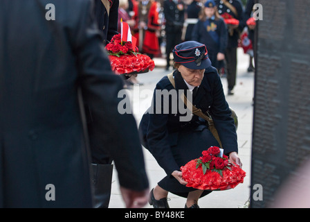Vigili del Fuoco nazionale memoriale di servizio del ricordo. La donna pompiere indossare abbigliamento di fuoco dalla seconda guerra mondiale la posa di corona Foto Stock
