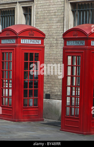 Due pubblico 2 cabine telefoniche rosse ampia corte, Covent Garden di Londra. Foto Stock