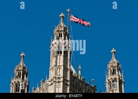 Union Jack flag volare al di sopra della torre di Victoria Palace of Westminster Case del Parlamento Londra UK. Foto Stock