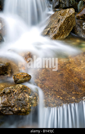 Bellissime rocce gallese in cascata di barilatura in Cym Idwal, Snowdonia National Park, North Wales, Regno Unito Foto Stock