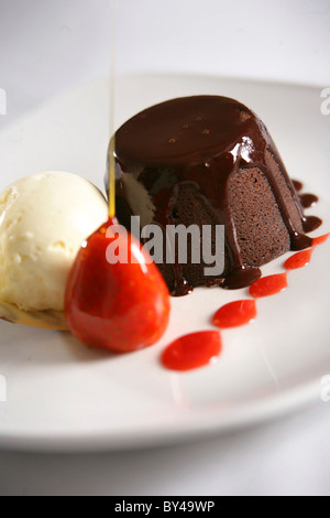 Al vapore budino di cioccolato presso il ristorante CHANDLERY, Newport. Foto Stock