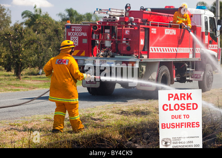 CFA Fire Fighters affrontare un incendio sul ciglio della strada vicino a Shepperton, Victoria, Australia Foto Stock