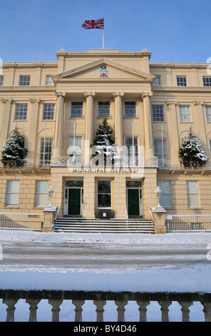 La bandiera europea vola sopra gli uffici comunali, home al consiglio comunale di Cheltenham, una città insignificante nel Regno Unito Foto Stock