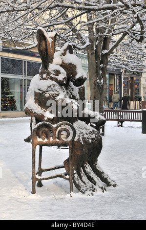 Il Minotauro e la Lepre da Sophie Ryder in inverno Foto Stock