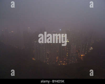 Edifici a scomparsa dalla nebbia e cloud, Hong Kong Foto Stock